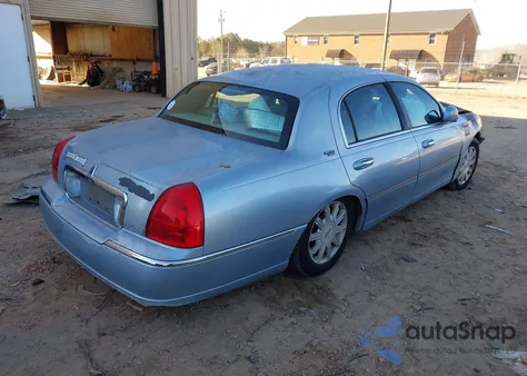 2006 Lincoln Town Car Signature Limited from USA, damaged, VIN 1LNHM82VX6Y632816